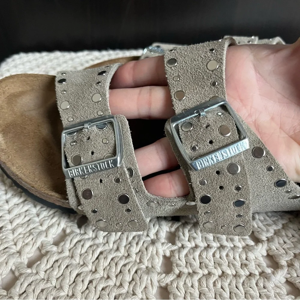 Like New Birkenstock Women’s Arizona Rivets Suede Sandal Taupe size EUR 40 US 9 - Picture 4 of 10